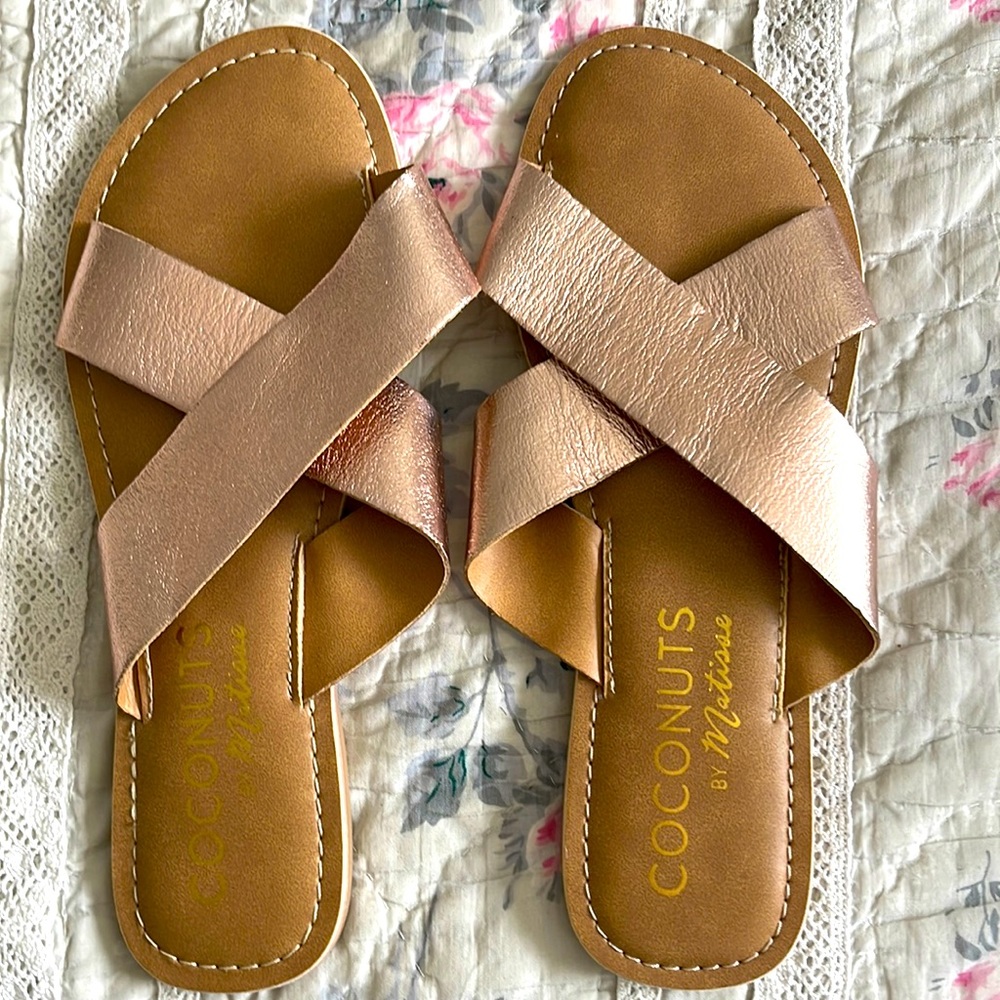Coconuts strappy sandal. Rose gold.